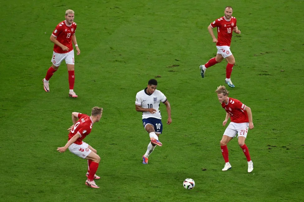 英格蘭隊(duì)的裘德&middot;貝林厄姆在四名丹麥球員的包圍下傳球