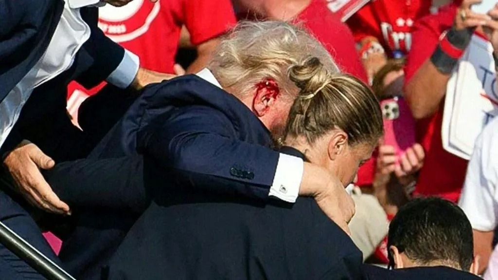 特朗普耳朵受傷流血，被工作人員保護著匆匆走下主席臺。