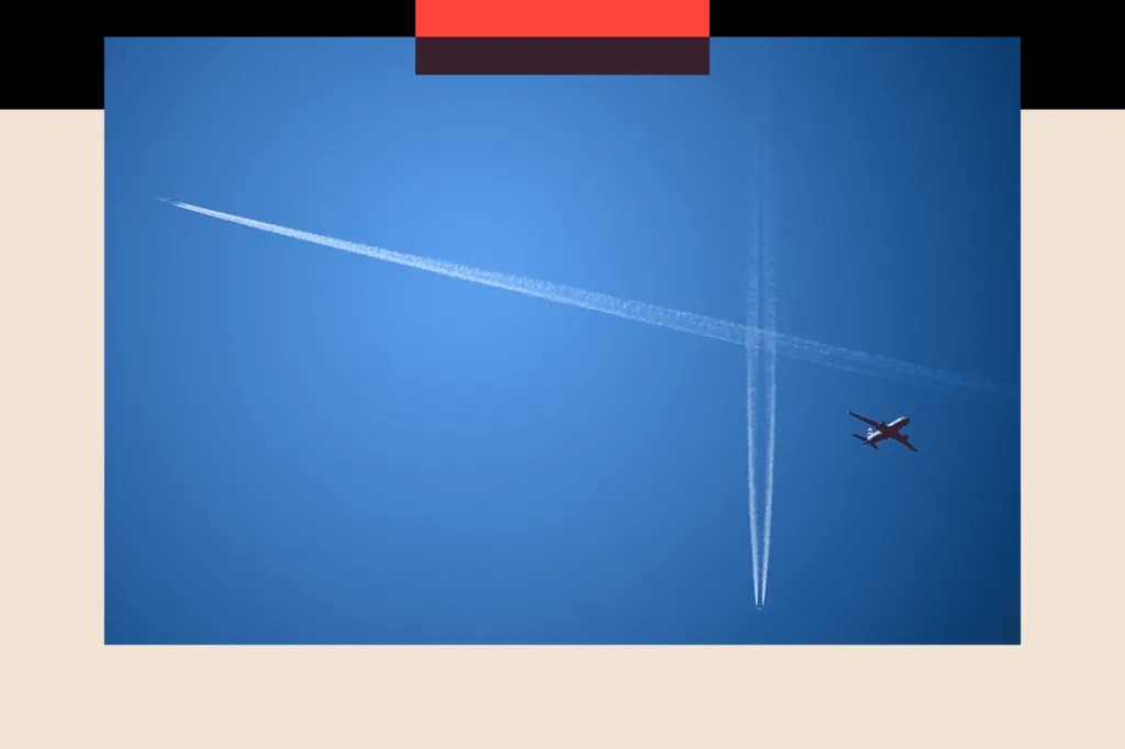 飛機在天空中留下白色條紋，凝結(jié)尾跡被一些陰謀論者稱為&ldquo;化學(xué)尾跡&rdquo;。