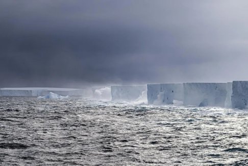 世界最大冰山在海洋陷阱中旋轉(zhuǎn)