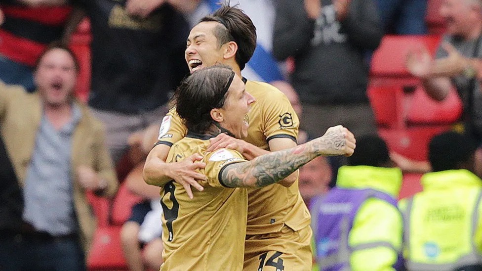 QPR替補(bǔ)林登&middot;戴克斯(LyndonDykes)和齋藤浩貴(KokiSaito)在聯(lián)手扳平比分后慶祝