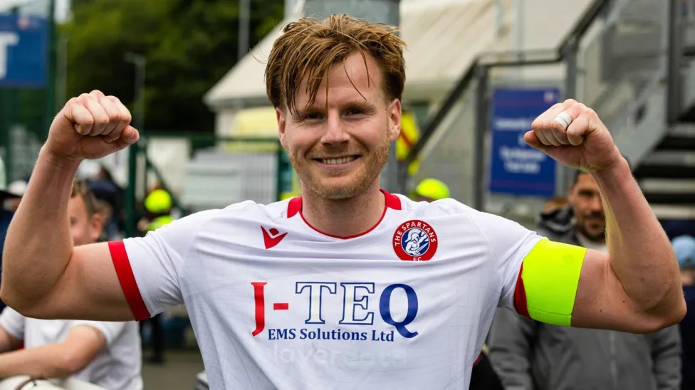 布萊爾&middot;亨德森周六在對(duì)陣頂級(jí)聯(lián)賽羅斯郡隊(duì)的比賽中攻入斯巴達(dá)隊(duì)制勝球