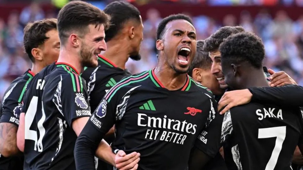 8月24日，阿森納在戰(zhàn)勝阿斯頓維拉的比賽中身著黑色客場球衣