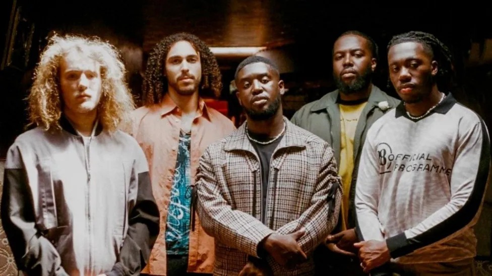 EzraCollective與M.anifest和Moonchild合作的最新單曲《StreetsIsCalling》現(xiàn)已發(fā)行。他們的新專輯《Dance,NoOnesWatching》將于9月27日發(fā)行