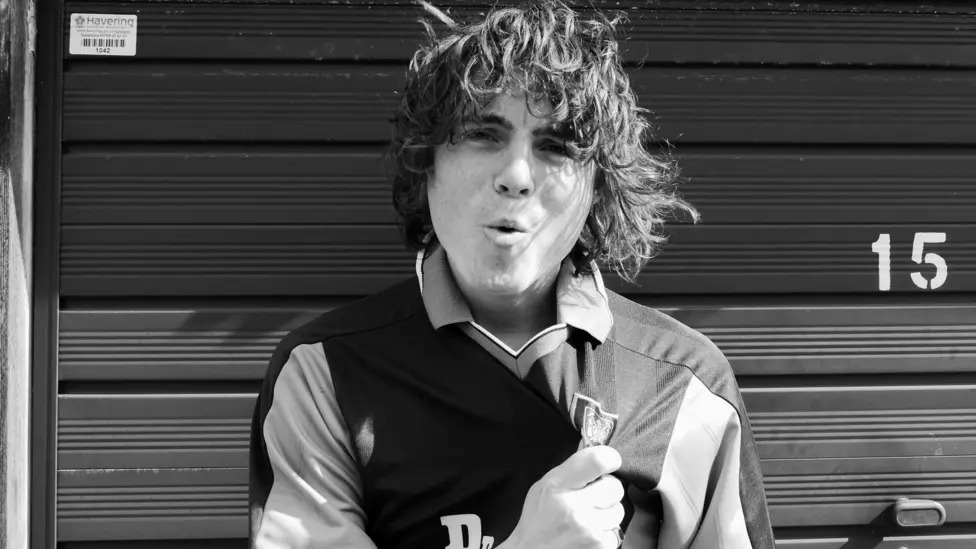 詹姆斯在15歲時(shí)進(jìn)入英國(guó)達(dá)人秀決賽后，于2014年首次推出熱門單曲，此后創(chuàng)作的單曲已累積超過(guò)2億次播放。