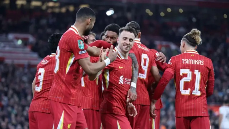 利物浦隊(duì)球員迪奧戈&middot;若塔與西漢姆聯(lián)隊(duì)的比賽中攻入第二個(gè)進(jìn)球后與科迪&middot;加克波一起慶祝