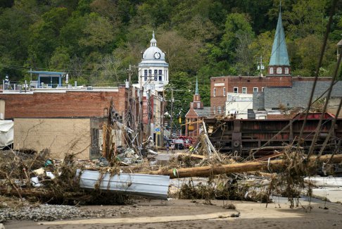 美國(guó)颶風(fēng)海倫襲擊北卡羅來(lái)納州 山區(qū)小鎮(zhèn)仍有數(shù)百人