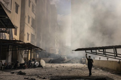 在貝魯特曾經(jīng)繁華的郊區(qū) 煙霧繚繞的瓦礫和詭異的安