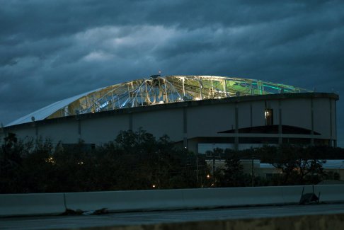 佛羅里達(dá)州圣彼得堡Tropicana球場屋頂被颶風(fēng)撕破