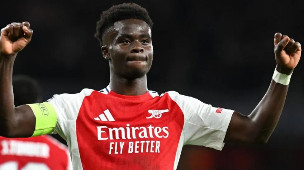 布卡約&middot;薩卡慶祝阿森納在歐冠聯(lián)賽中對陣巴黎圣日耳曼隊的第二個進(jìn)球