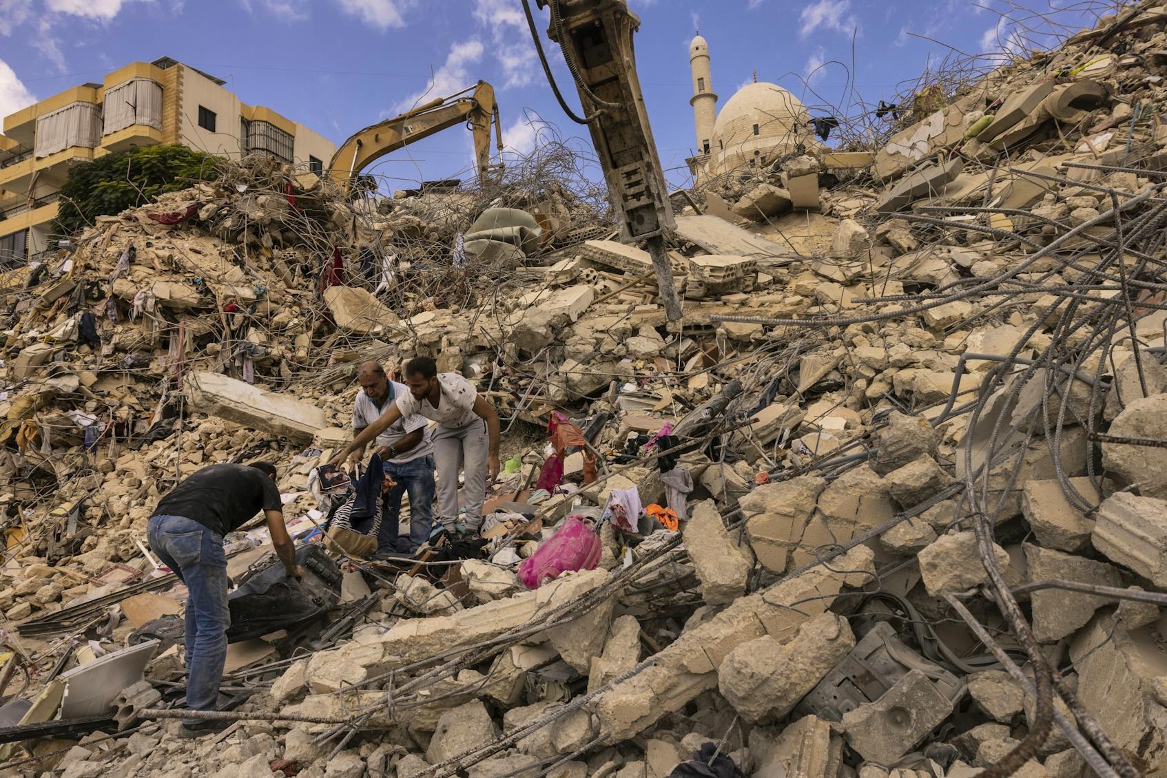 2024年10月1日，黎巴嫩沿海城市西頓郊區(qū)的巴勒斯坦難民營艾因德爾布(Ainel-Delb)的一棟建筑被空襲摧毀