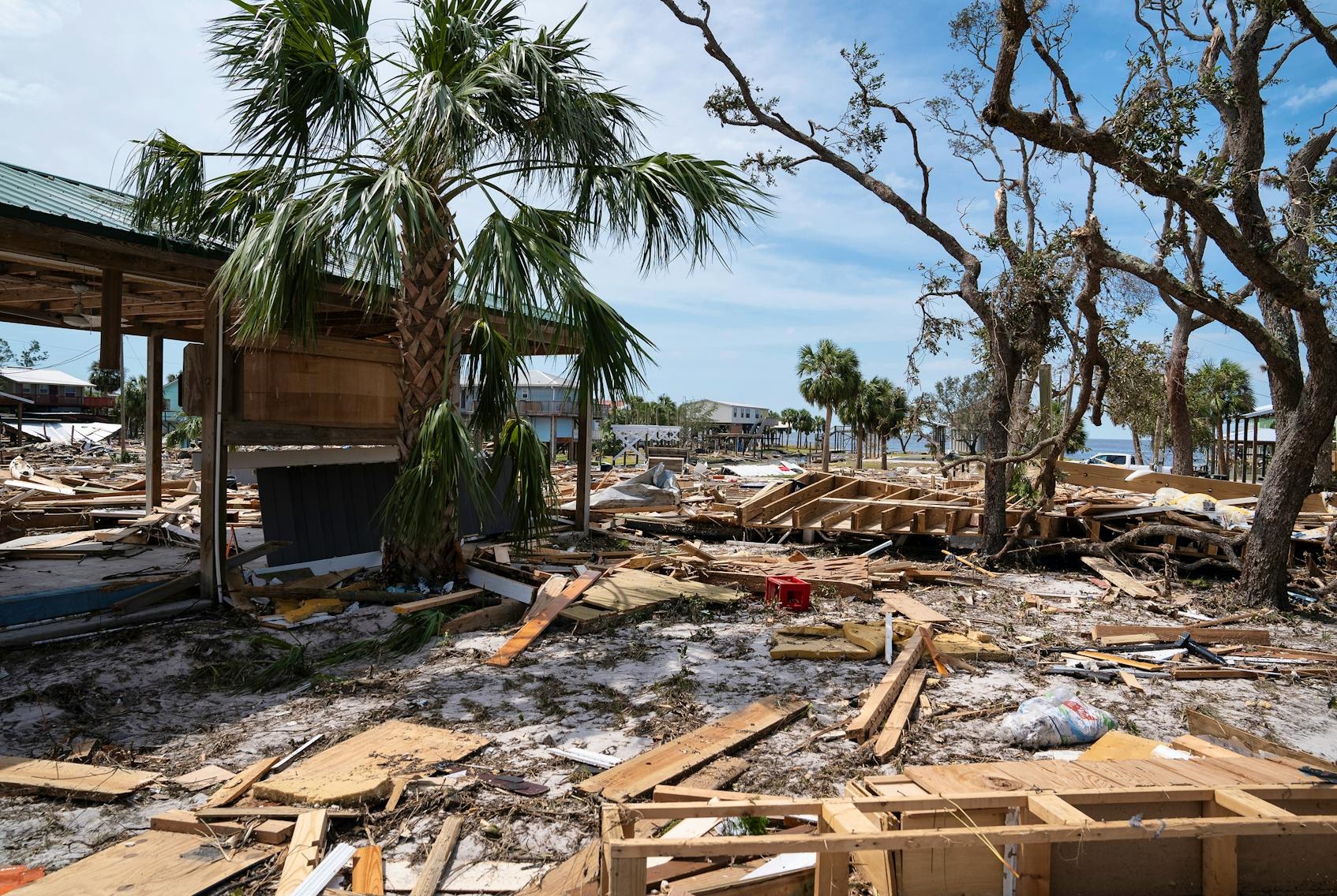  2024年9月28日星期六，佛羅里達州馬蹄海灘，被颶風海倫摧毀的建筑物殘骸。
