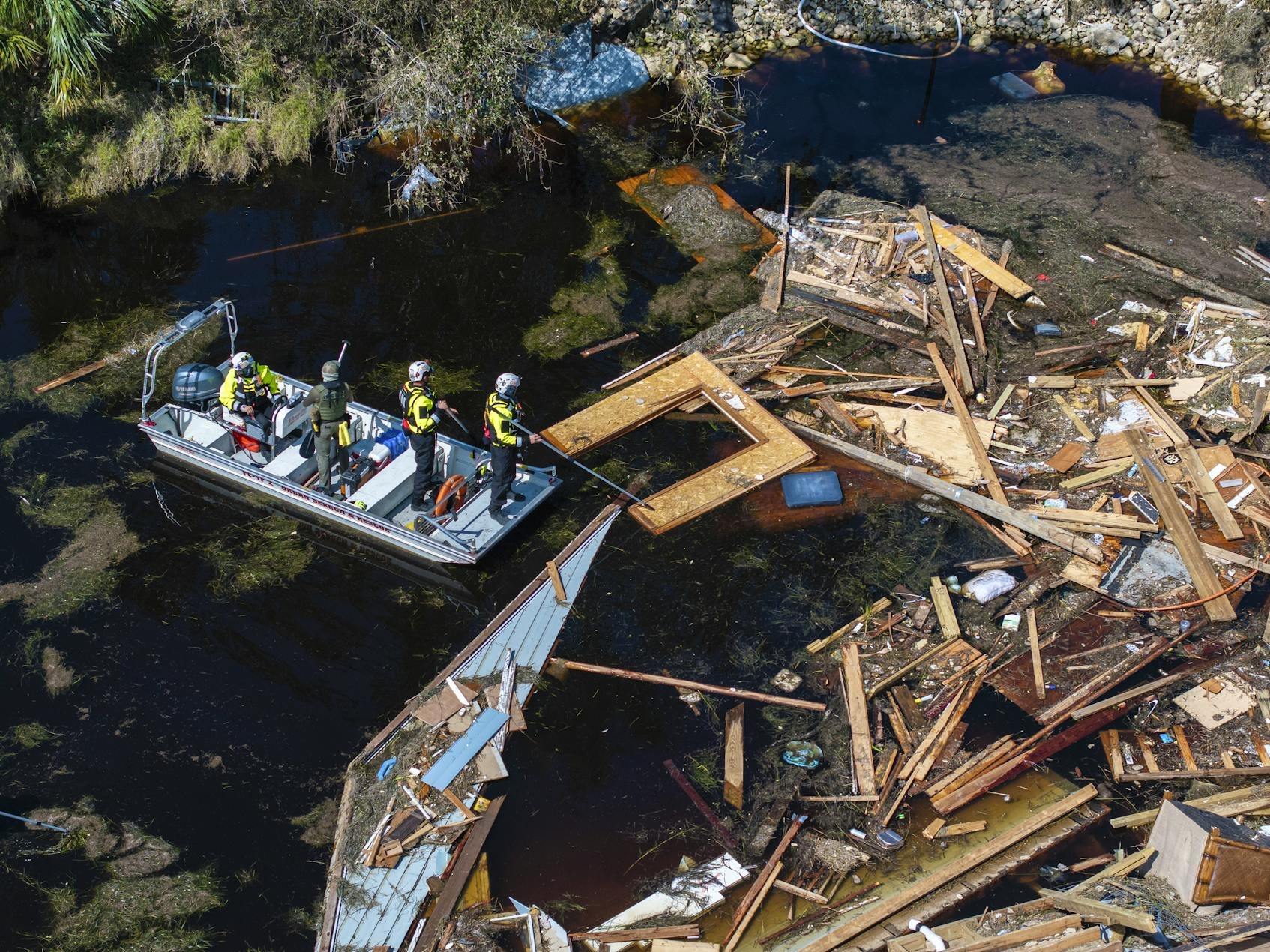 2024年9月28日，搜救人員在佛羅里達州基頓海灘的一條運河上巡邏尋找失蹤人員。