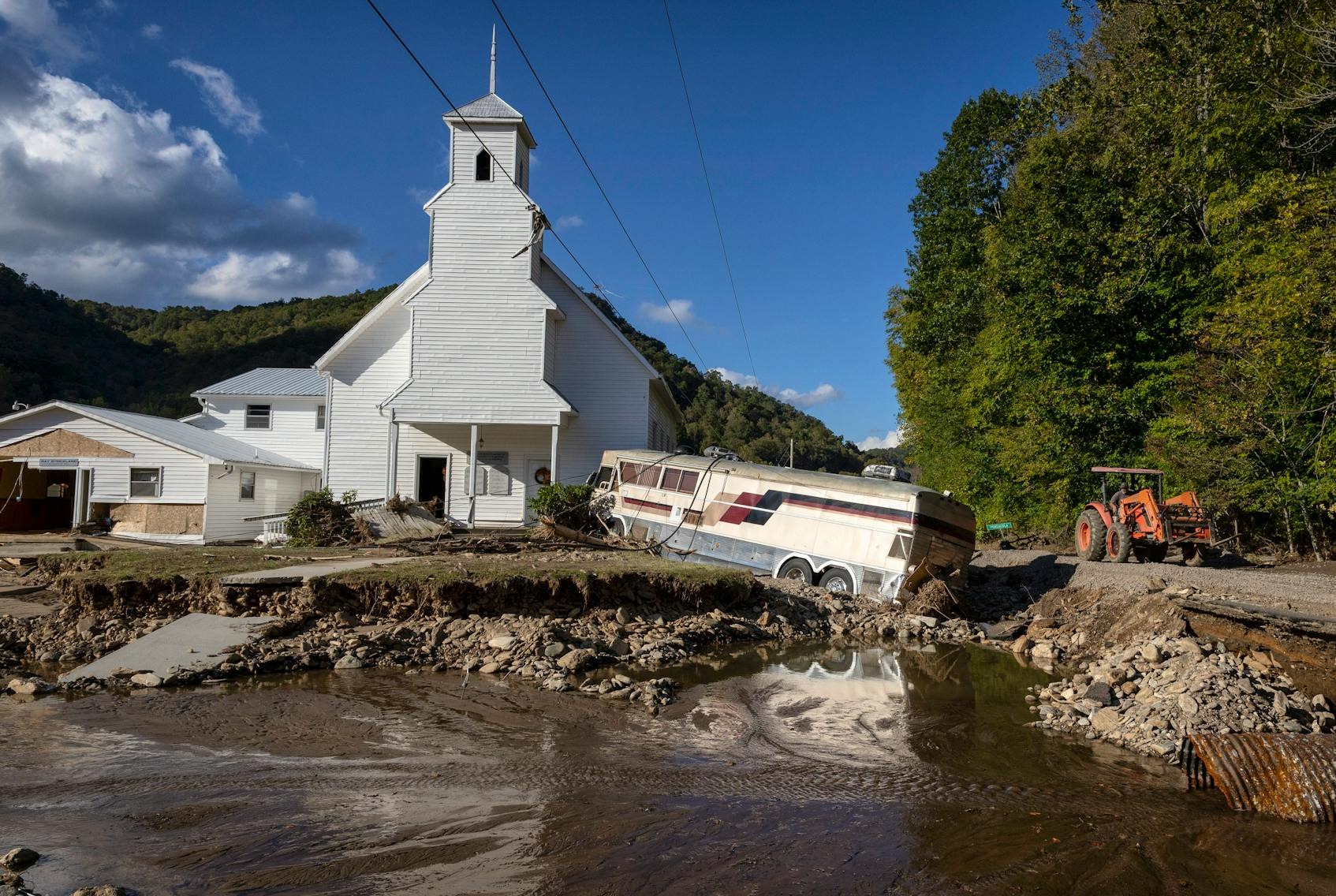 2024年10月2日星期三，北卡羅來納州彭薩科拉，颶風(fēng)海倫過后，一條街道被洪水摧毀。