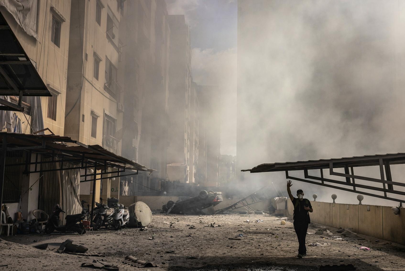 2024年10月2日星期三，一輛翻倒的汽車，旁邊是以色列對(duì)貝魯特以南郊區(qū)達(dá)希耶進(jìn)行一周以色列空襲后留下的悶燒殘骸。