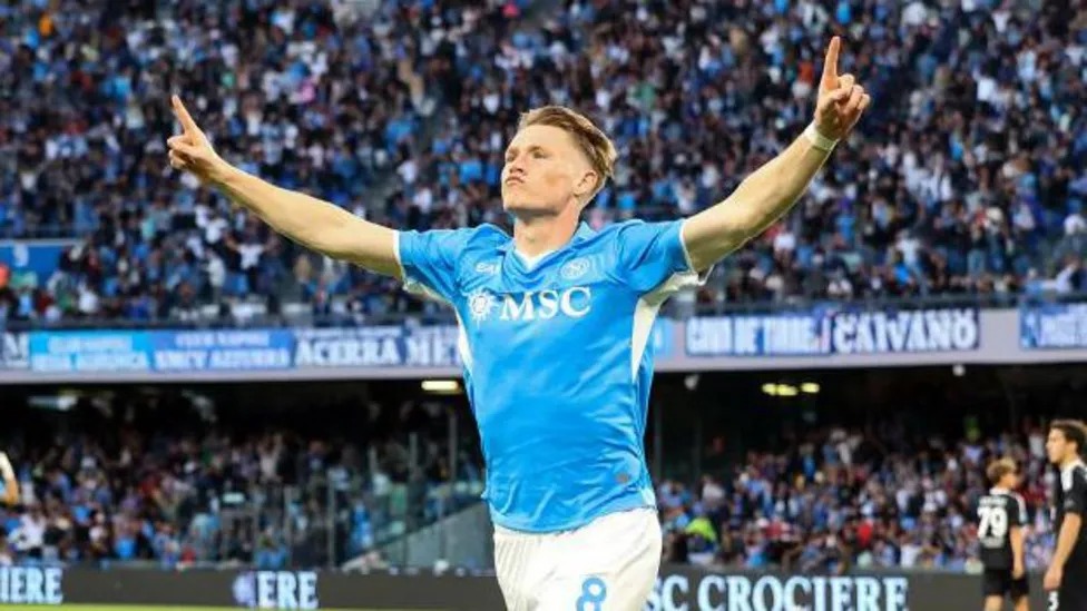 斯科特&middot;麥克托米奈慶祝那不勒斯對陣科莫的進球