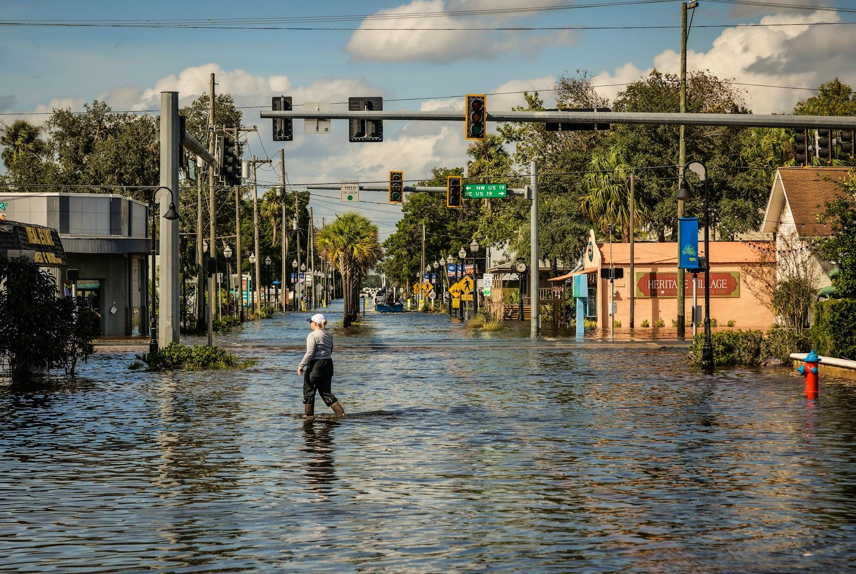 2024年9月27日，颶風(fēng)海倫穿過(guò)佛羅里達(dá)州水晶河后，柑橘大道上的洪水仍然存在。