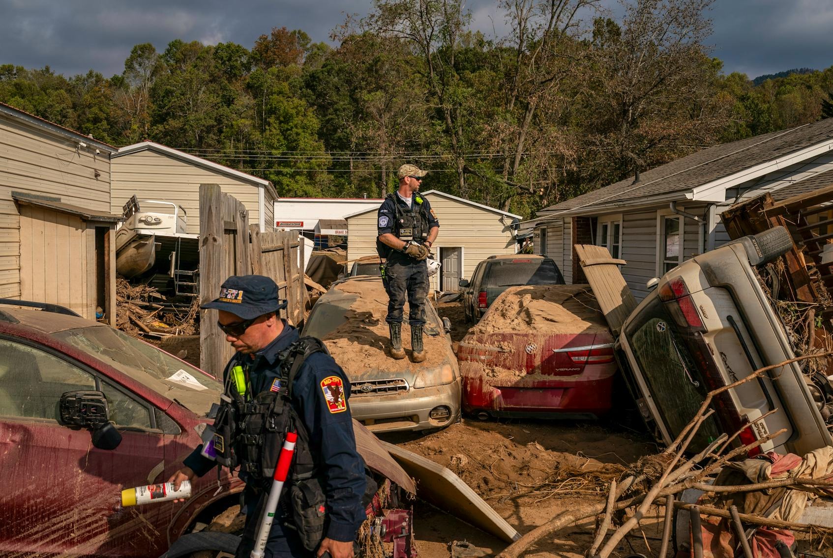 2024年10月6日，美國(guó)聯(lián)邦緊急事務(wù)管理署(FEMA)城市搜救特遣隊(duì)馬里蘭州第一特遣隊(duì)的人員在北卡羅來(lái)納州斯瓦納諾阿檢查颶風(fēng)海倫后被毀的財(cái)產(chǎn)。