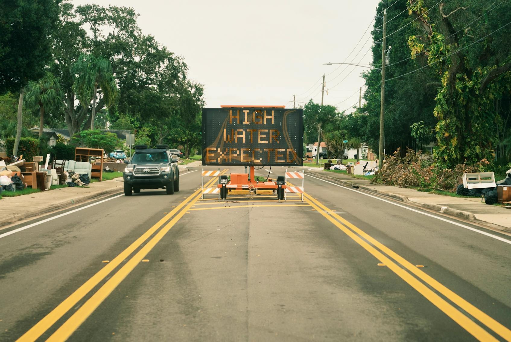 2024年10月7日星期一，佛羅里達州圣彼得堡，居民們在為颶風米爾頓做準備，人行道上留下了颶風海倫留下的碎片。