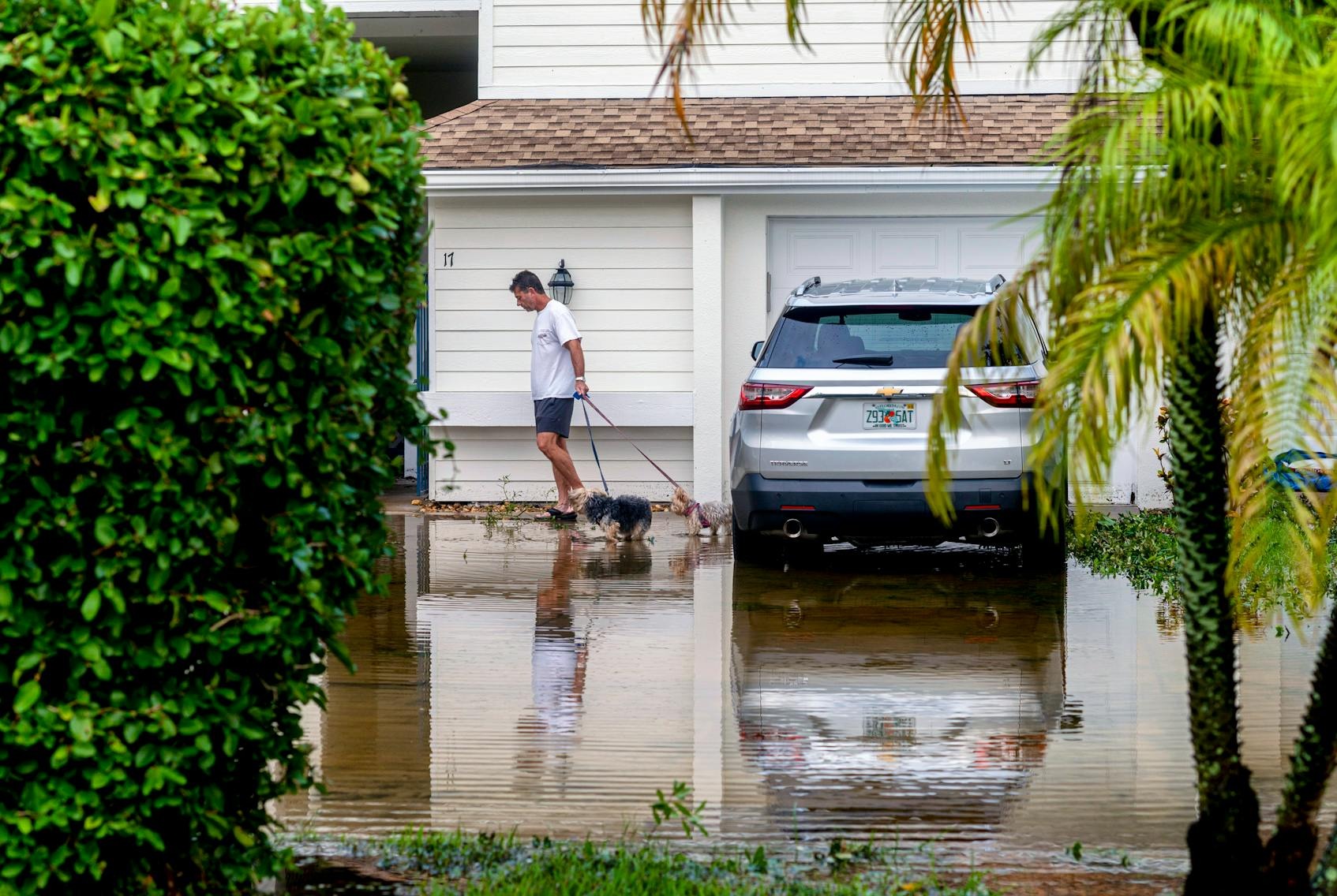 颶風(fēng)米爾頓在橫掃佛羅里達(dá)州后，洪水和颶風(fēng)強(qiáng)度的大風(fēng)一夜之間席卷了各地的社區(qū)。