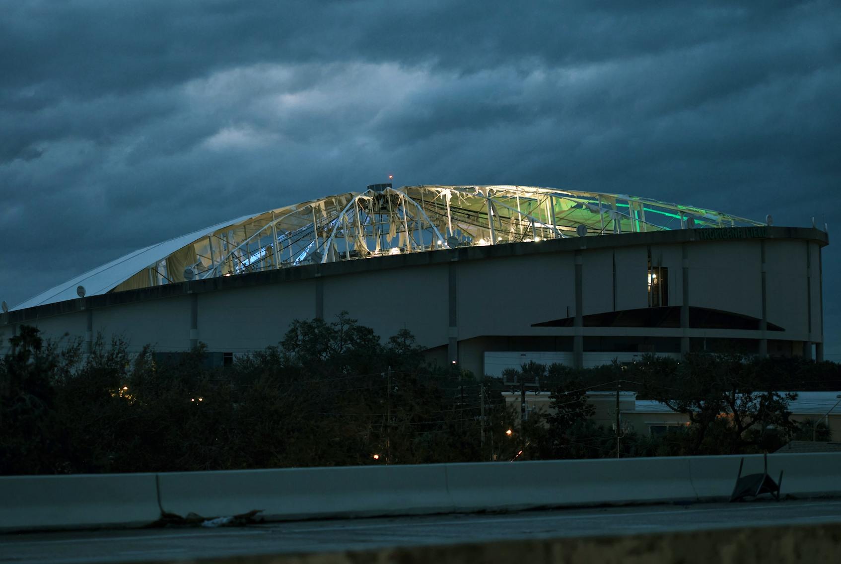 佛羅里達(dá)州圣彼得堡Tropicana球場(chǎng)屋頂被颶風(fēng)撕破