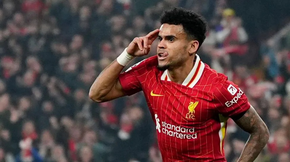 利物浦隊球員路易斯&middot;迪亞茲在安菲爾德慶祝歐冠對陣勒沃庫森的首場比賽