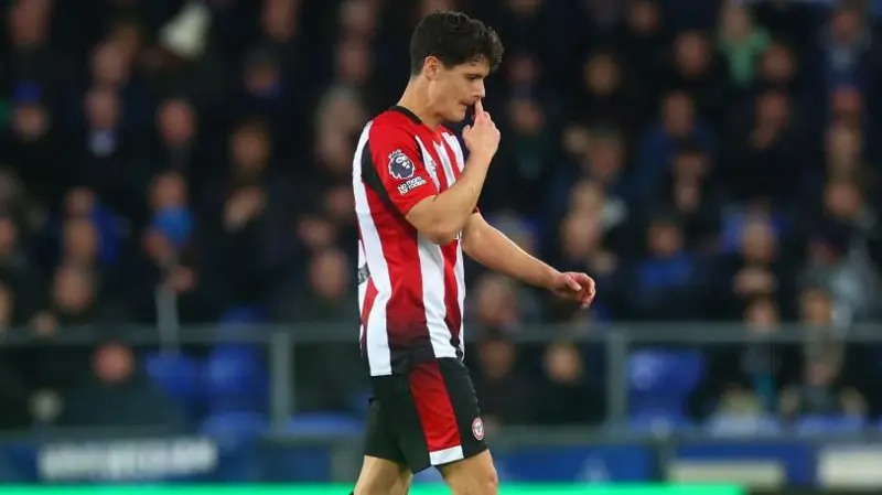 克里斯蒂安&middot;諾加德在古迪遜公園球場被直接紅牌罰下