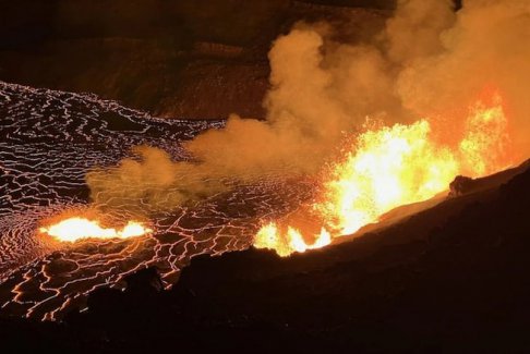 基拉韋厄火山再次噴發(fā) 噴出熔巖柱沖上夏威夷上空
