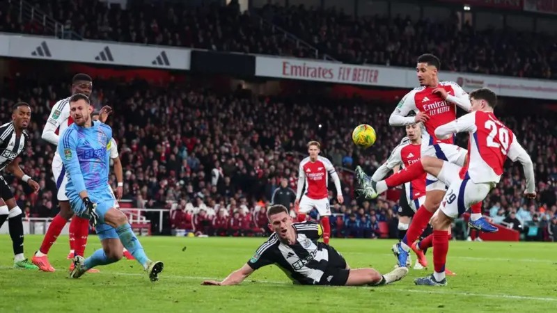 斯文&middot;博特曼封蓋凱&middot;哈弗茨的射門