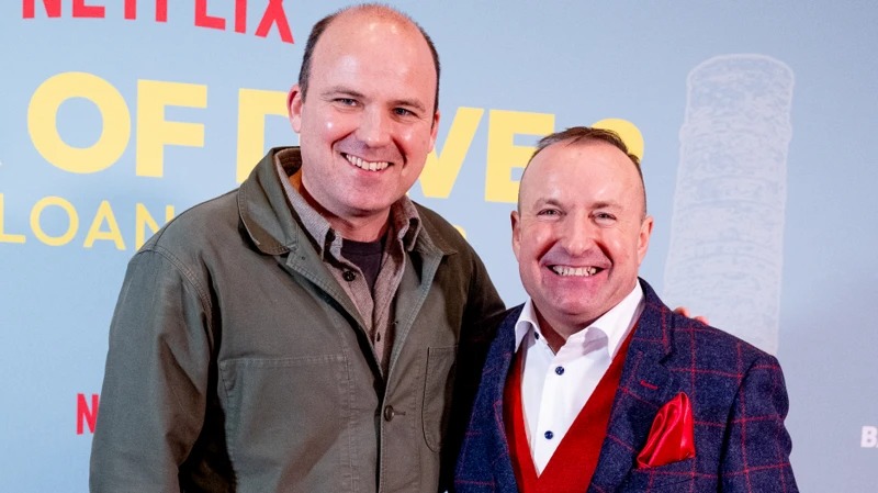 《戴夫銀行2》主演羅里&middot;金尼爾（左）和戴夫&middot;菲什威克（電影所依據(jù)的現(xiàn)實(shí)生活中的商人）