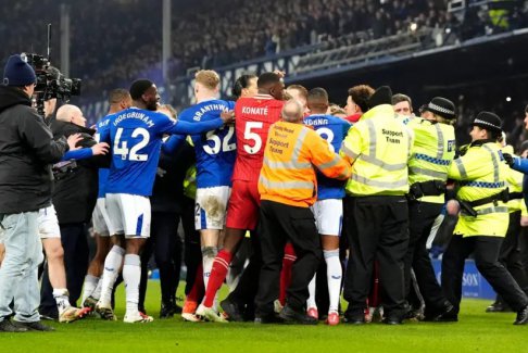 利物浦和埃弗頓兩隊球員在默西塞德郡德比戰(zhàn)結(jié)束時