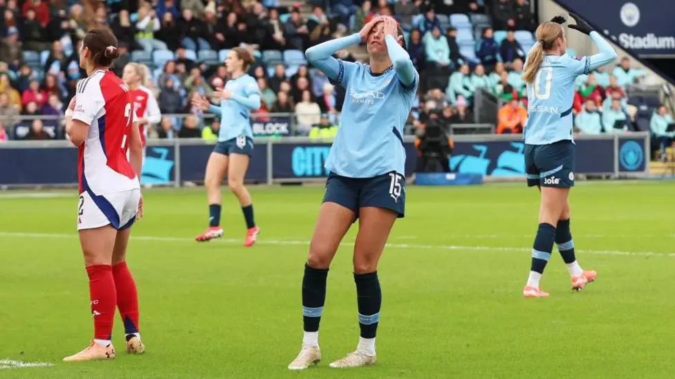 曼城在英超聯(lián)賽中被阿森納擊敗，跌至第四名