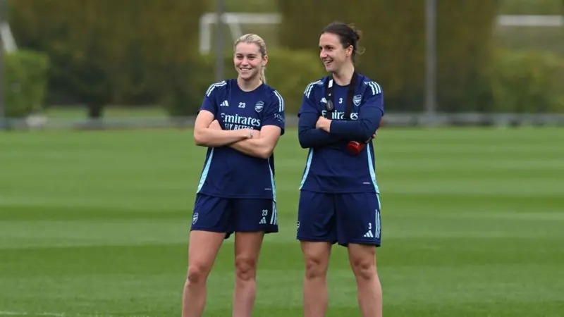 阿森納女子足球隊(duì)的Alessia Russo和Lotte Wubben-Moy在訓(xùn)練中