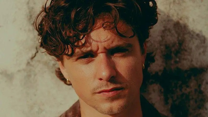 辛普森是The Vamps樂隊(duì)的主唱，同時(shí)也是樂隊(duì)的吉他手。