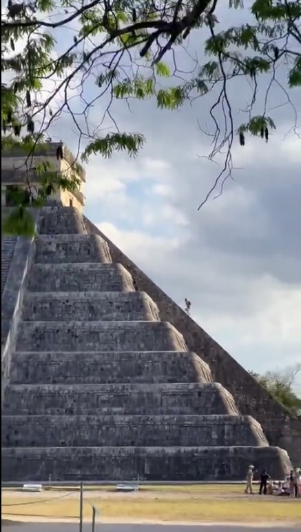 德國游客攀爬奇琴伊察金字塔遭當(dāng)?shù)厝舜逗鸵u擊