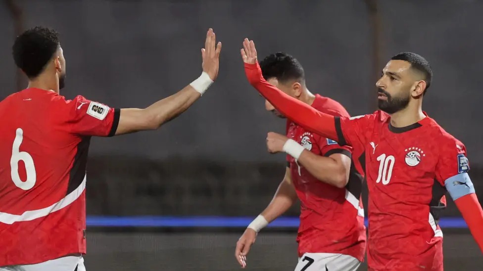 穆罕默德&middot;薩拉赫率領(lǐng)埃及隊(duì)在開羅戰(zhàn)勝塞拉利昂隊(duì)