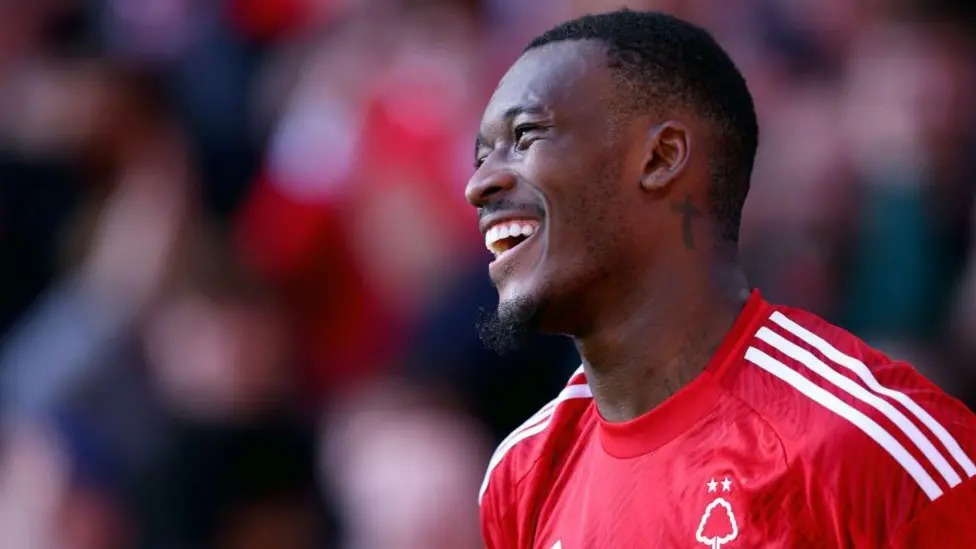 身穿諾丁漢森林隊球衣的卡勒姆&middot;哈德森-奧多伊