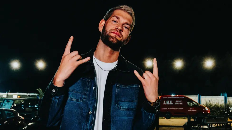 Dawe由歌手AbiFlynn演唱的新單曲《HereIn Your Arms》現(xiàn)已發(fā)行。