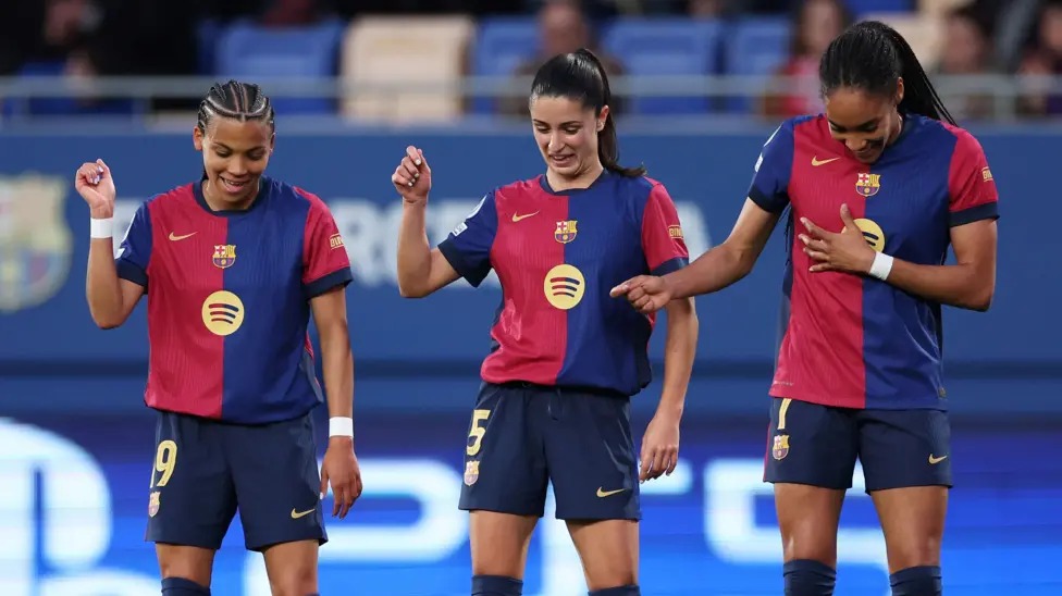 薩爾瑪&middot;帕拉盧埃洛與隊友一起慶祝巴塞羅那隊打入第二粒進球