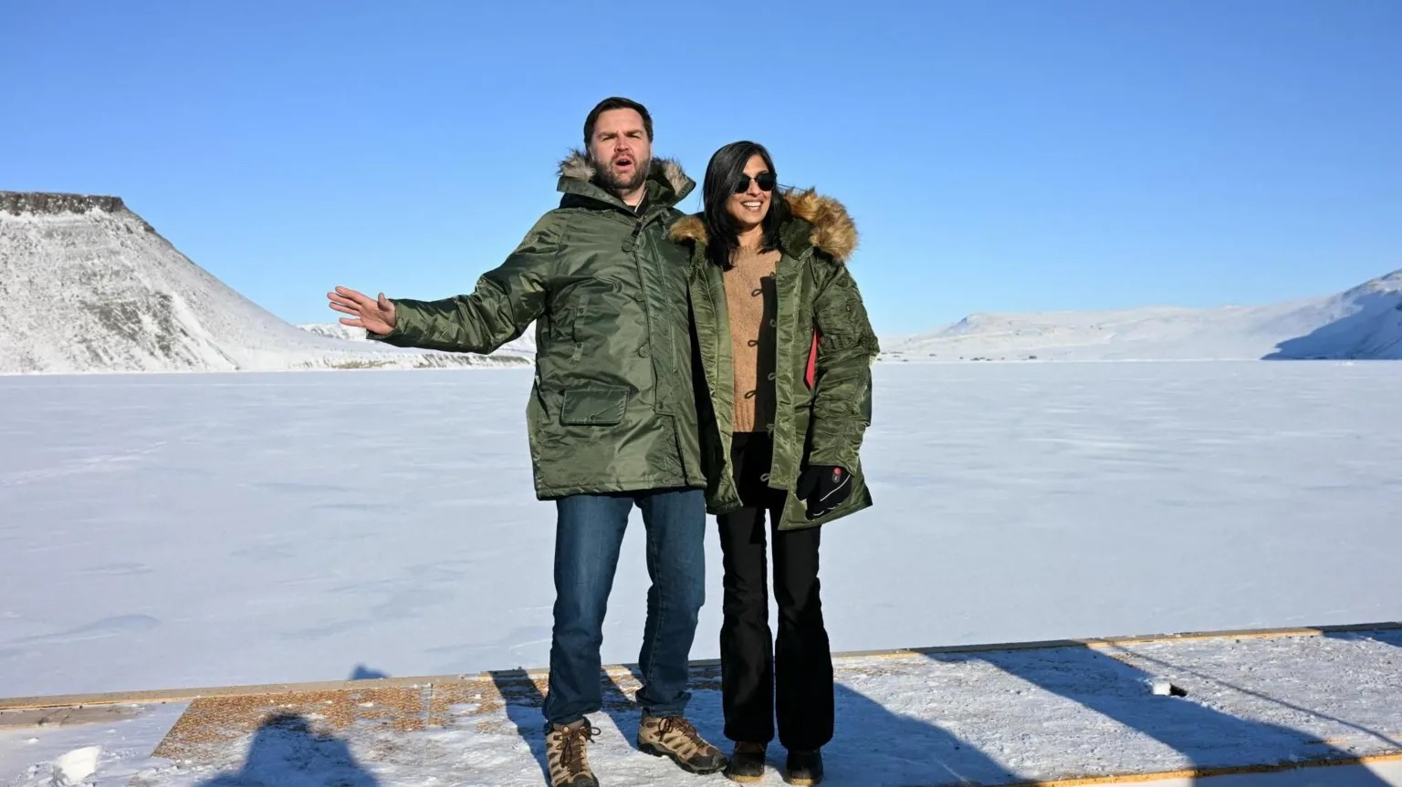 JD Vance 和他的妻子 Usha 身著厚厚的外套，背景是皚皚白雪。