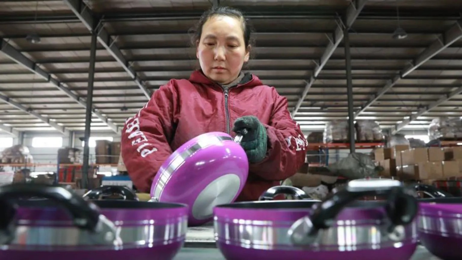 浙江省杭州市，一名婦女在一家生產鋁制煎鍋的工廠工作，煎鍋用于出口。