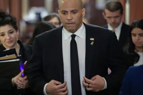 科里·布克在參議院25小時(shí)演講中猛烈抨擊特朗普的政