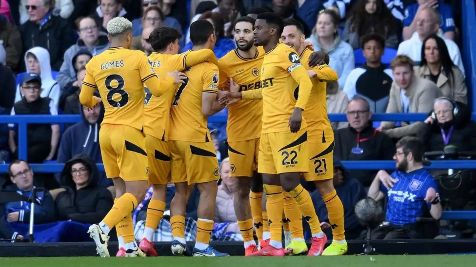 狼隊慶祝帕布羅&middot;薩拉比亞在客場戰(zhàn)勝伊普斯維奇的比賽中扳平比分