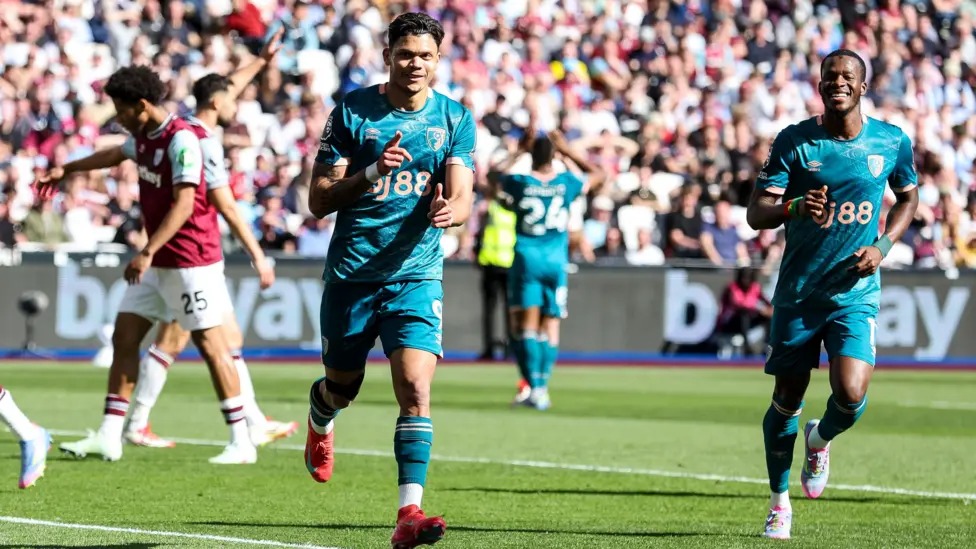 埃瓦尼爾森在西漢姆聯(lián)隊與伯恩茅斯隊的英超聯(lián)賽比賽中進球，將比分改寫為1-0后慶祝