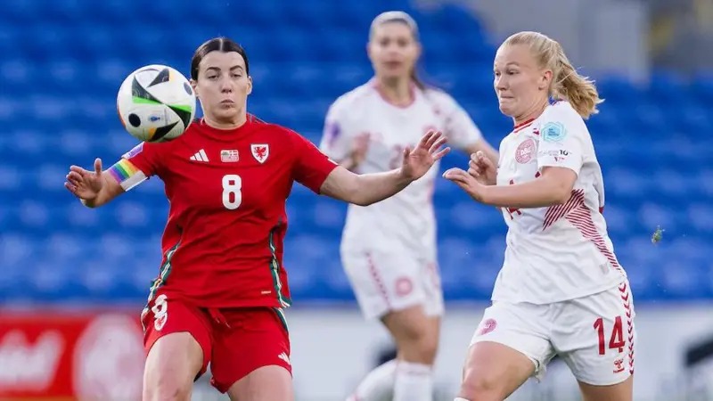 威爾士隊長安格拉德&middot;詹姆斯?fàn)帗屒? /></p>
<p>威爾士本有可能出現(xiàn)這樣的情況，但他們卻一度表現(xiàn)得令人印象深刻。</p>
<p>這是威爾士在備戰(zhàn)2025年歐洲杯（女子足球隊首次亮相大型錦標(biāo)賽）期間與頂級球隊交手的又一次寶貴經(jīng)驗(yàn)。</p>
<p>威爾士主帥瑞安&middot;威爾金森表示，她的政策是&ldquo;召集球員而不使用他們是沒有意義的&rdquo;，她也信守了自己的諾言，再次對球隊進(jìn)行了大規(guī)模輪換，對在雷克瑟姆對陣瑞典的首發(fā)陣容進(jìn)行了五次調(diào)整。</p>
<p>明星球員、威爾士出場次數(shù)最多的球員和最佳射手杰西&middot;菲什洛克因傷缺席了她上一次效力的俱樂部西雅圖統(tǒng)治隊，因此被排除在外。威爾士繼續(xù)謹(jǐn)慎安排她的上場時間，讓她作為替補(bǔ)球員未被上場。</p>
<p>今年2月，在威爾士對陣意大利和瑞典的國家聯(lián)賽預(yù)選賽首場比賽中，威爾士開局緩慢，這是球隊的一個特點(diǎn)，這次在卡迪夫城球場進(jìn)行的比賽中，丹麥隊再次抓住了機(jī)會，取得了勝利。</p>
<p>客隊之前曾以5-1的比分戰(zhàn)勝卡迪夫城球場，因此本場比賽客隊開局明顯信心十足，布隆伯格獲得了空間轉(zhuǎn)身將球送入球門角落，客隊抓住了第一次機(jī)會便攻入了進(jìn)球。</p>
<p>威爾士隊難以遏制丹麥隊的進(jìn)攻，弗雷德里克&middot;托格森（FrederikkeThogersen）在第11分鐘時有望擴(kuò)大領(lǐng)先優(yōu)勢，但杰瑪&middot;埃文斯（GemmaEvans）在最后一刻進(jìn)行了阻擋。</p>
<p>丹麥隊打得非常輕松，第22分鐘，他們又險些進(jìn)球，索菲&middot;布雷德加德的大力射門被威爾士門將奧利維亞&middot;克拉克撲出。</p>
<p>比賽第27分鐘，克拉克的進(jìn)球帶來了奇跡，后衛(wèi)斯泰恩&middot;巴利薩格爾(StineBallisager)在角球處近距離頭球攻門擊中橫梁，隨后凱瑟琳&middot;庫爾(KathrineKuhl)穿過擁擠的禁區(qū)將球射入球門。</p>
<p>那次交鋒產(chǎn)生了決定性的結(jié)果，比賽結(jié)果出人意料地發(fā)生了逆轉(zhuǎn)。</p>
<p>威爾士隊原本很容易就落后兩三個球，但他們在第32分鐘可能扳平比分，因?yàn)榈滉犖茨芮宄齻髦?，但莉?middot;伍德漢姆的射門被擋了下來。</p>
<p>然而，丹麥隊并未理會警告，威爾士隊在不到60秒的時間里就扳平了比分，荷蘭隊得球后，內(nèi)切并用右腳大力射門，將球送入球門。</p>
<p>這個進(jìn)球激發(fā)了威爾士隊的斗志，伍德漢姆憑借精湛的球技找到空位，漢娜&middot;凱恩凌空抽射，球高出橫梁，而雷切爾&middot;羅威一腳射門偏出，威爾士隊以實(shí)力更強(qiáng)的一方結(jié)束了上半場。</p>
<p>威爾士隊在與世界強(qiáng)隊的對決中越來越得心應(yīng)手，與2023年被德國隊和丹麥隊連續(xù)5-1擊敗的那支球隊相比，威爾士隊看起來有所不同，半場休息后他們繼續(xù)讓丹麥隊感到不安。</p>
<p>在威爾士隊扳平比分后，客隊教練安德烈&middot;耶格勒茨(AndreeJeglertz)在比賽進(jìn)行到第60分鐘時進(jìn)行了四次換人，而他的球隊則完全失去了動力。</p>
<p>事實(shí)上，丹麥隊一直占據(jù)主導(dǎo)地位，直到第69分鐘才創(chuàng)造出另一次明顯的機(jī)會，但替補(bǔ)出場的阿瑪莉&middot;范格斯加德(AmalieVangsgaard)憑借流暢的動作將球射高了橫梁。</p>
<p>比賽在那瘋狂的一分鐘里發(fā)生了決定性的轉(zhuǎn)折，丹麥隊占了上風(fēng)，威爾士隊錯失了本場比賽的最佳機(jī)會，并在幾秒鐘內(nèi)落后。</p>
<p>他們或許可以也應(yīng)該領(lǐng)先，因?yàn)樘嫜a(bǔ)艾麗斯&middot;格里菲斯(AliceGriffiths)為凱恩(Cain)解圍，但她只能向守門員瑪雅&middot;奧斯特加德(MajaOstergaard)射門。</p>
<p>威爾士隊在?，?middot;斯內(nèi)爾(EmmaSnerle)的完美傳球讓對手措手不及后，范斯加德(Vangsgaard)沒有犯任何錯誤，丹麥隊迅速給予了懲罰。</p>
<p>這些都是A級國家聯(lián)賽中的微小差距，這意味著威爾士只能為可能出現(xiàn)的結(jié)果而后悔。</p>
<p>進(jìn)球者霍蘭德穿著保護(hù)靴，腿部受傷，被擔(dān)架抬下場，傷勢看起來很嚴(yán)重。從威爾士的角度來看，這影響了當(dāng)晚的比賽質(zhì)量，并且可能給比賽蒙上陰影，此時距離歐洲杯開幕已不足100天。</p>　　本文“足球新聞”來源：http://m.daogo5.com/sports/6263.html，轉(zhuǎn)載必須保留網(wǎng)址。
      <div   id=