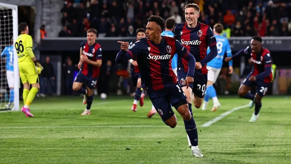 丹&middot;恩多耶慶祝博洛尼亞對(duì)陣那不勒斯的進(jìn)球