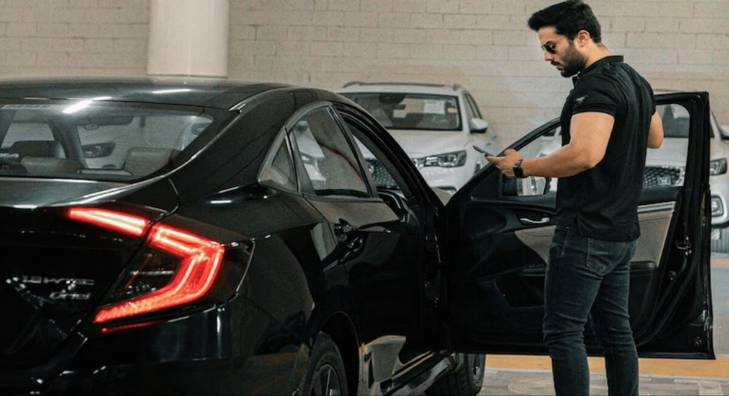 他在檢查汽車導(dǎo)航系統(tǒng)時(shí)發(fā)現(xiàn)這就是自己被盜的那輛車