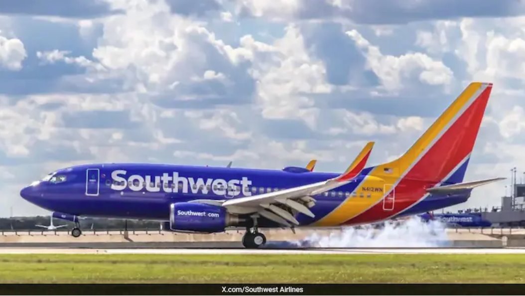 美國(guó)女乘客脫光衣服并在座位上排便，導(dǎo)致航空客機(jī)停飛