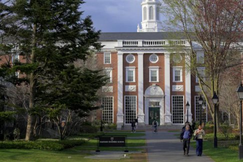 特朗普政府禁止哈佛大學(xué)招收國(guó)際生 現(xiàn)有外國(guó)學(xué)生必