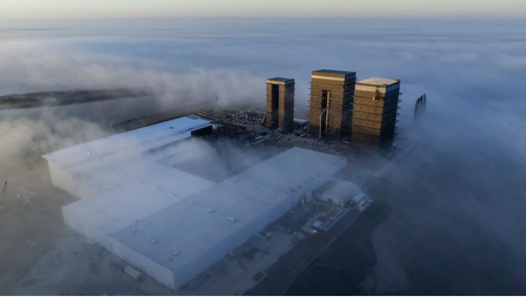 這個小鎮(zhèn)在某些地方看上去就像科幻電影的場景